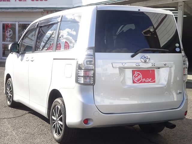 TOYOTA VOXY 4WD 2011