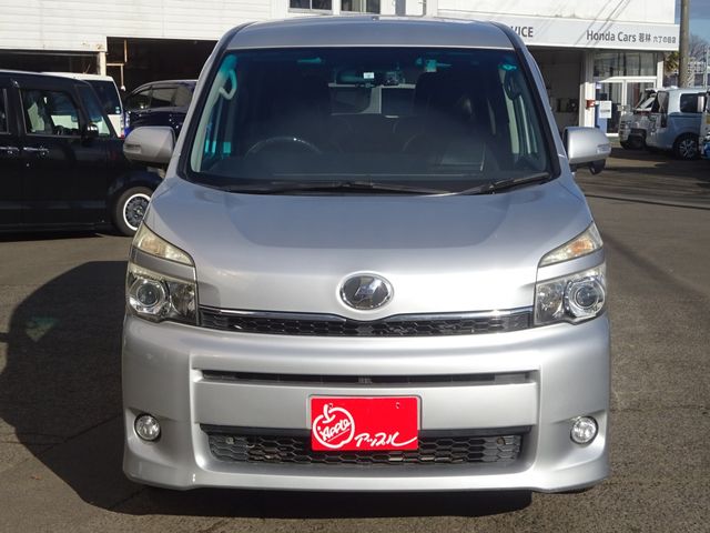 TOYOTA VOXY 4WD 2011