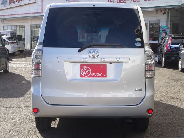 TOYOTA VOXY 4WD 2011