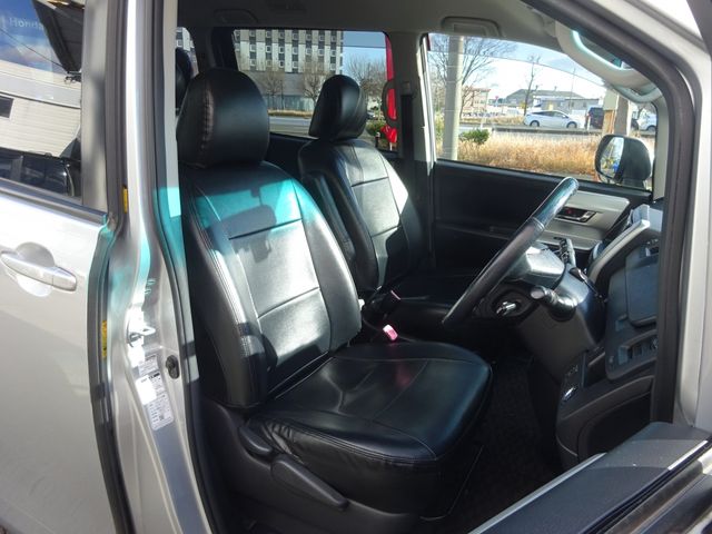 TOYOTA VOXY 4WD 2011