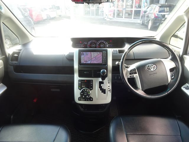 TOYOTA VOXY 4WD 2011