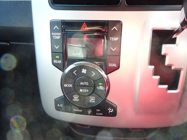 TOYOTA VOXY 4WD 2011