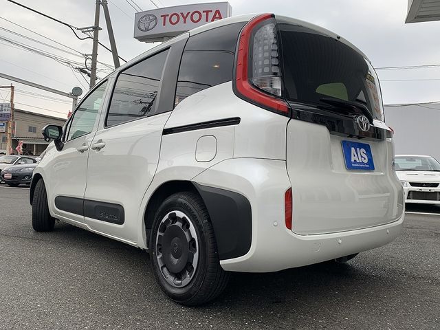 TOYOTA SIENTA HYBRID 2023