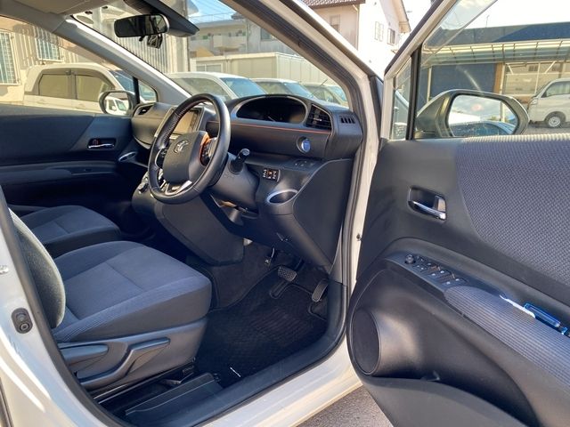 TOYOTA SIENTA HYBRID 2015