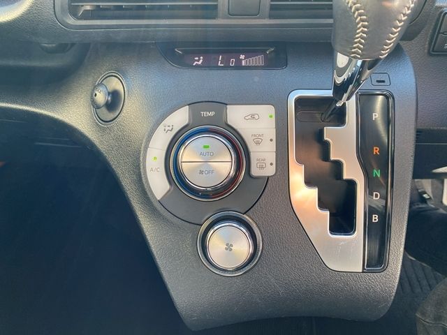 TOYOTA SIENTA HYBRID 2015