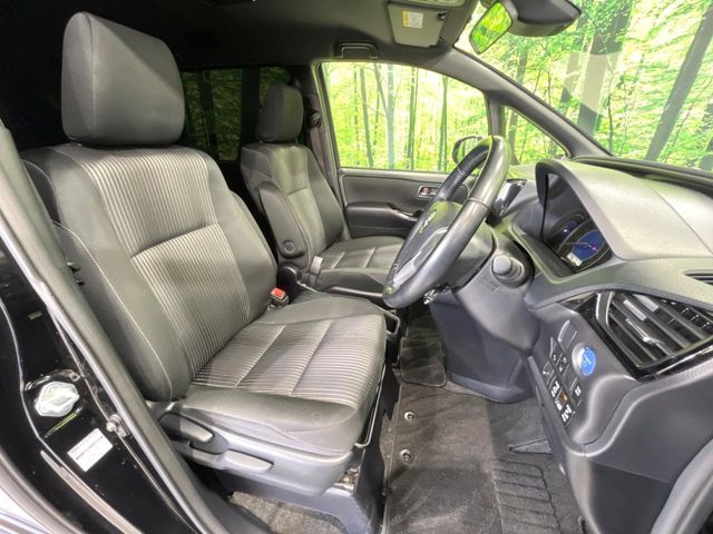 TOYOTA VOXY HYBRID 2019