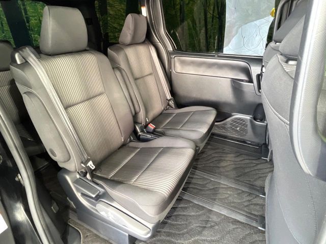 TOYOTA VOXY HYBRID 2019