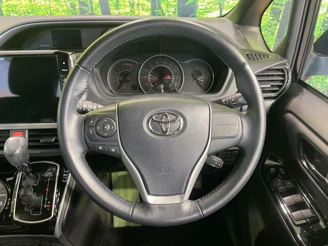 TOYOTA VOXY 2022