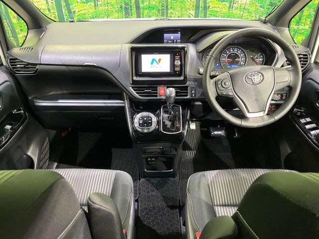 TOYOTA VOXY 4WD 2017