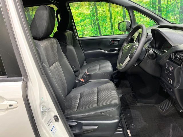 TOYOTA VOXY 4WD 2017