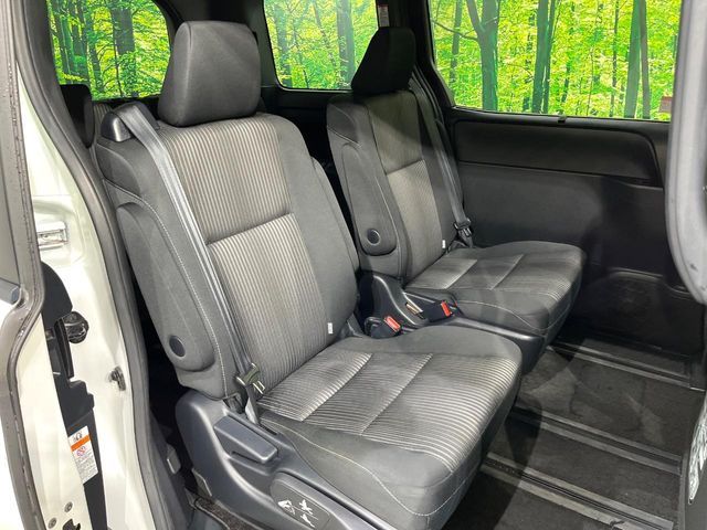 TOYOTA VOXY 4WD 2017