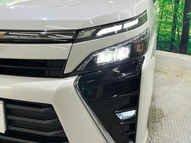 TOYOTA VOXY 4WD 2017