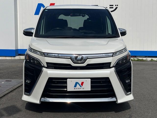 TOYOTA VOXY 2019