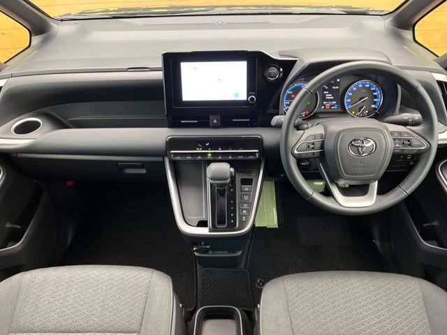 TOYOTA VOXY HYBRID 2024