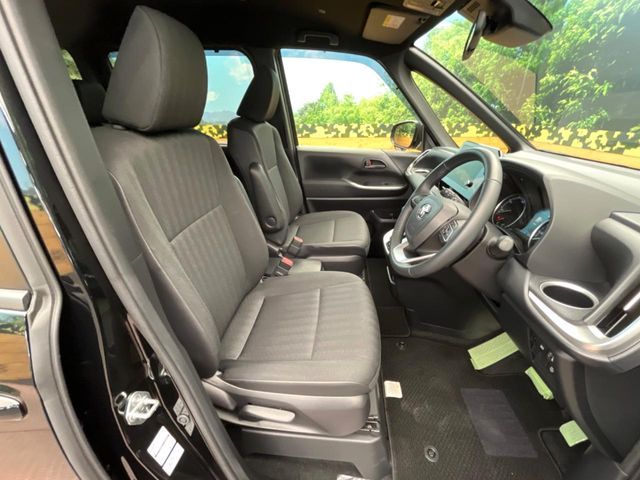 TOYOTA VOXY HYBRID 2024