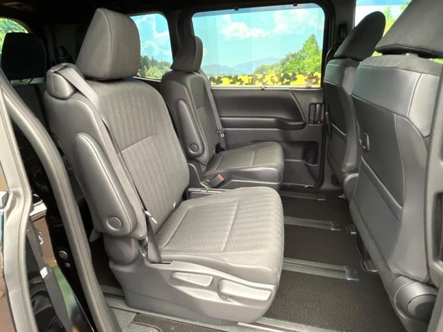 TOYOTA VOXY HYBRID 2024