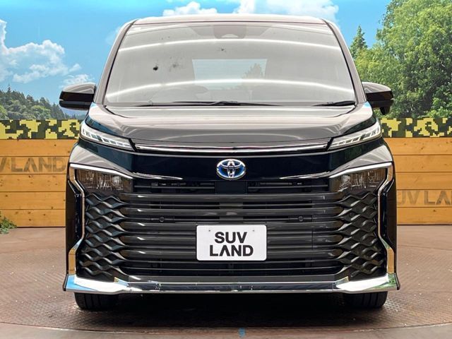 TOYOTA VOXY HYBRID 2024