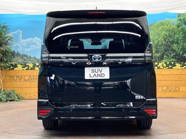 TOYOTA VOXY HYBRID 2024