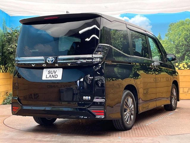 TOYOTA VOXY HYBRID 2024