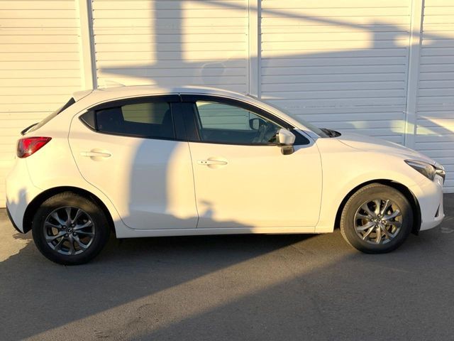 MAZDA DEMIO 2017