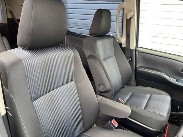 TOYOTA VOXY HYBRID 2016