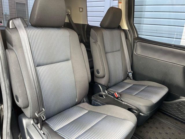 TOYOTA VOXY HYBRID 2016