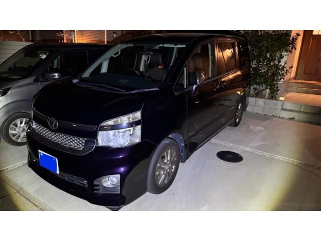 TOYOTA VOXY 2013