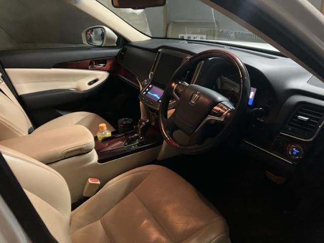 TOYOTA CROWN MAJESTA HYBRID 2013