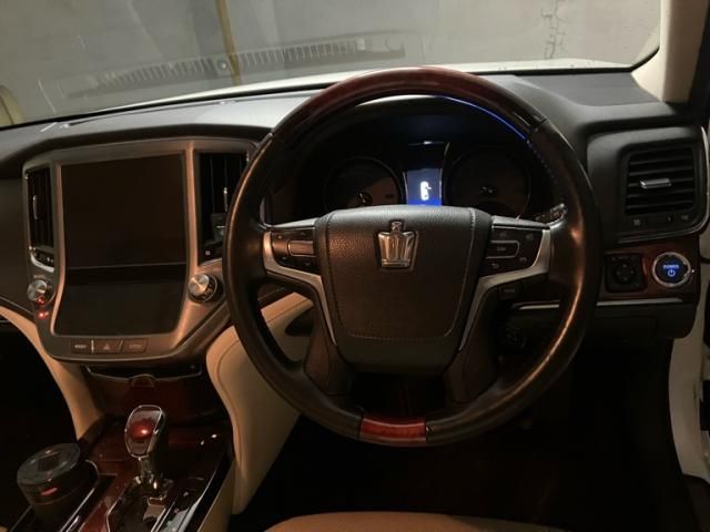 TOYOTA CROWN MAJESTA HYBRID 2013