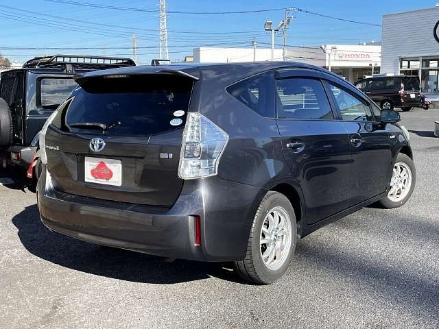 TOYOTA PRIUS Alpha 2011