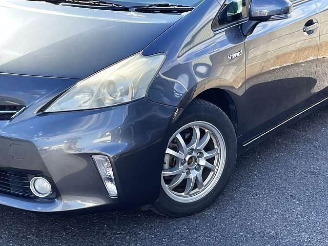 TOYOTA PRIUS Alpha 2011