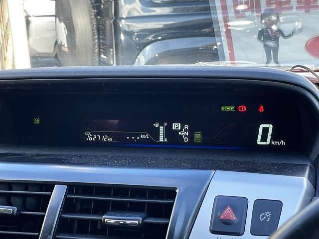 TOYOTA PRIUS Alpha 2011