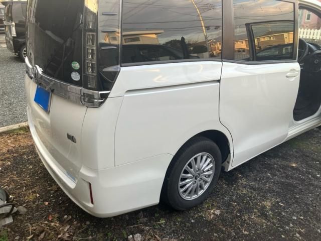 TOYOTA VOXY HYBRID 2015