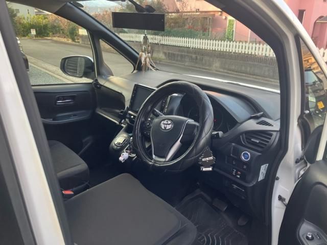 TOYOTA VOXY HYBRID 2015