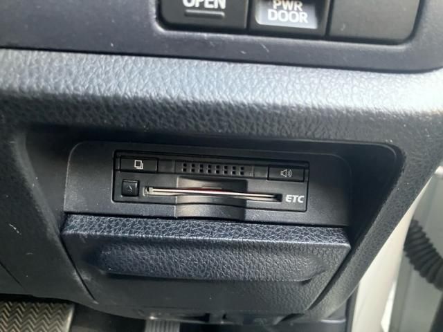 TOYOTA VOXY HYBRID 2015