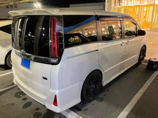 TOYOTA NOAH HYBRID 2017