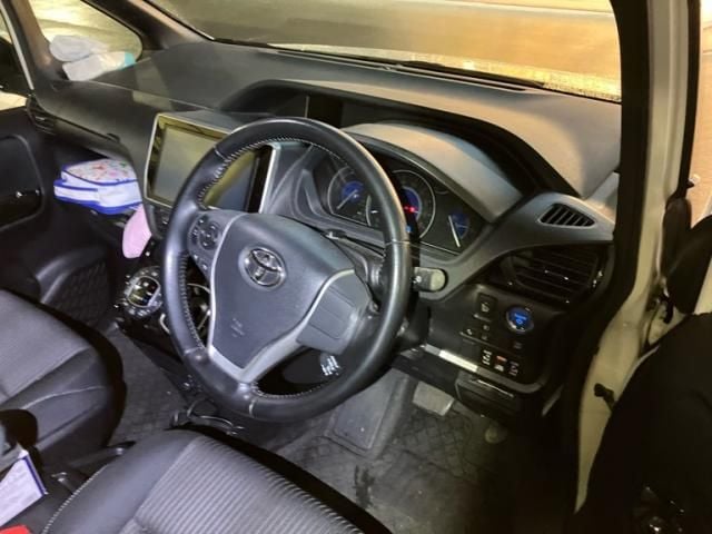 TOYOTA NOAH HYBRID 2017