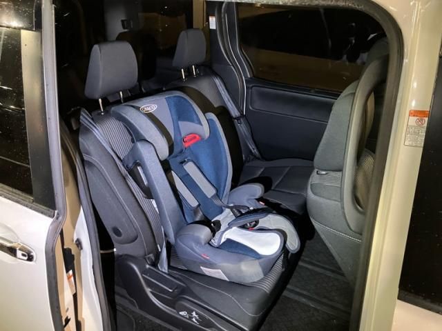 TOYOTA NOAH HYBRID 2017