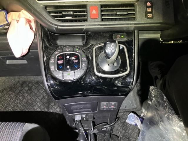 TOYOTA NOAH HYBRID 2017