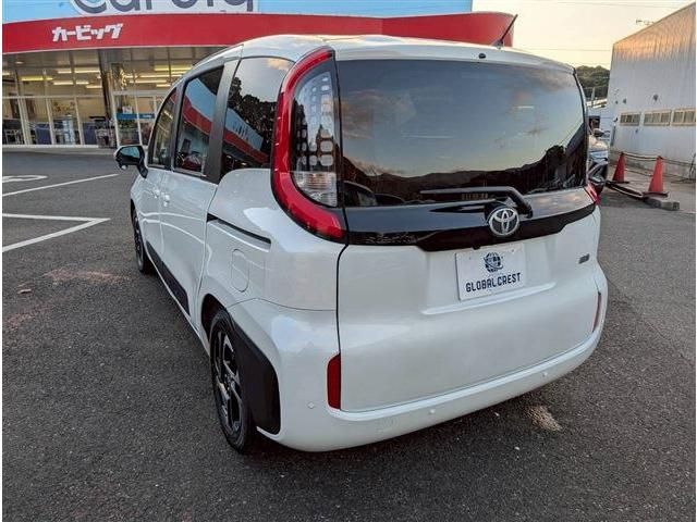 TOYOTA SIENTA HYBRID 2023