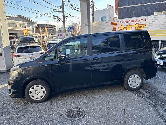 TOYOTA VOXY 2009