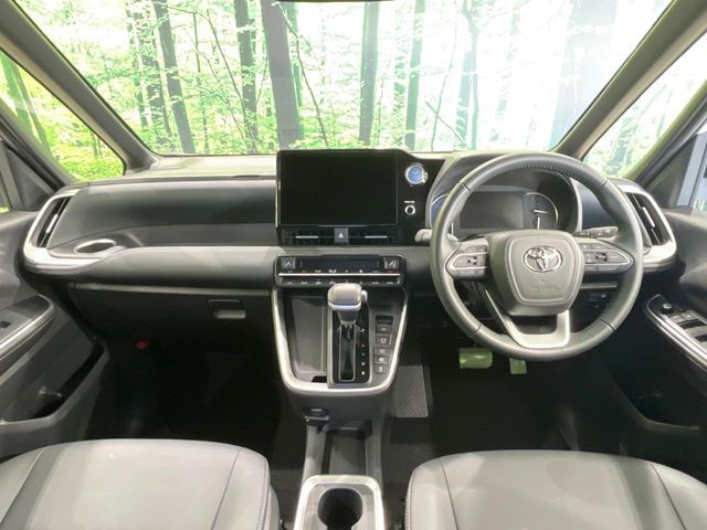 TOYOTA NOAH HYBRID 2022