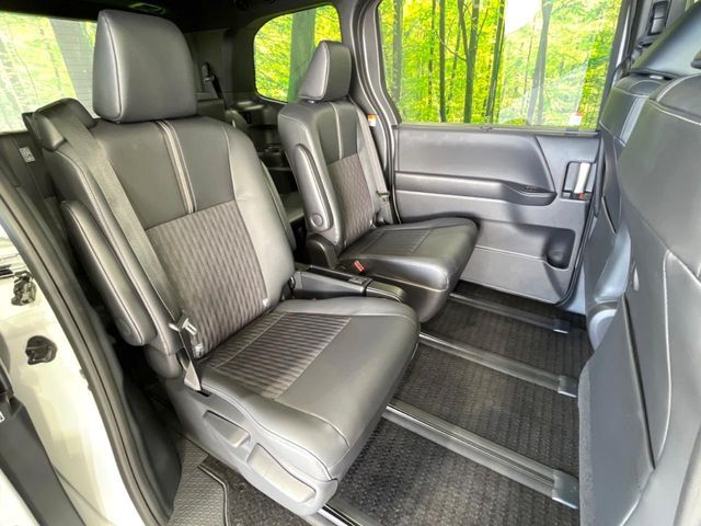 TOYOTA NOAH HYBRID 2022