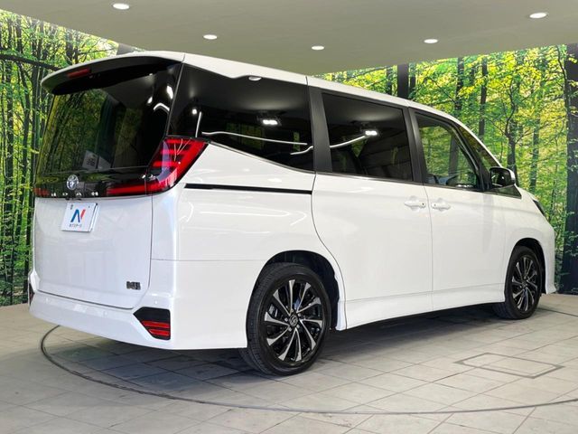 TOYOTA NOAH HYBRID 2022