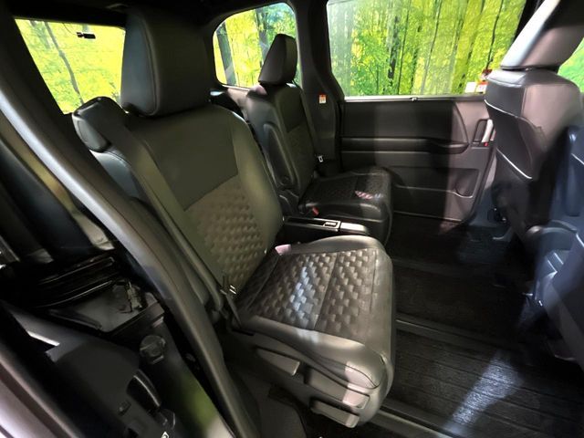 TOYOTA VOXY HYBRID 2023