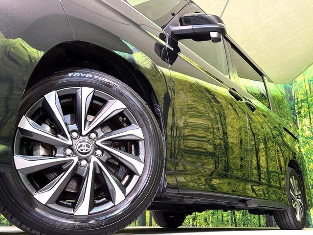 TOYOTA VOXY HYBRID 2023