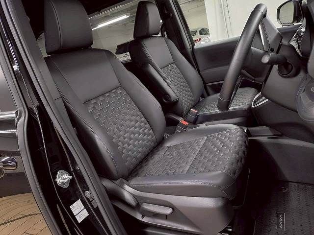 TOYOTA VOXY HYBRID 2023