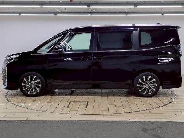 TOYOTA VOXY HYBRID 2023