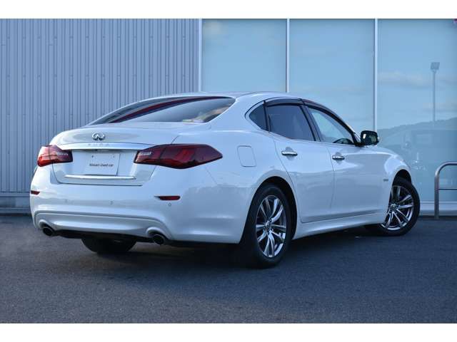 NISSAN FUGA HYBRID 2017