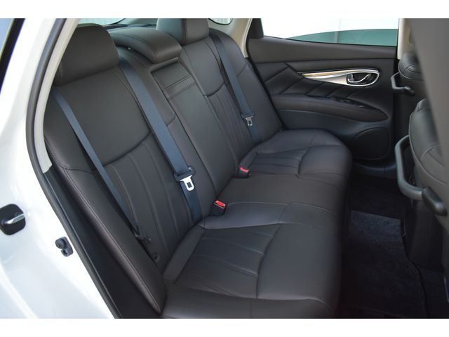 NISSAN FUGA HYBRID 2017